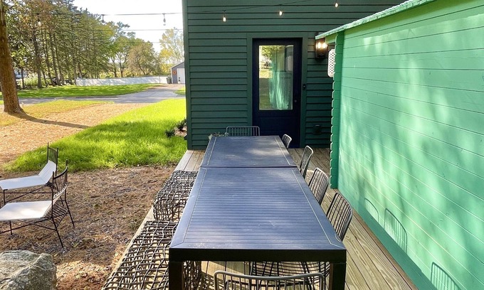 Three Oaks Casa | New! Downtown Three Oaks -15min to Beach! Lively Modern Family-Friendly +Cabin