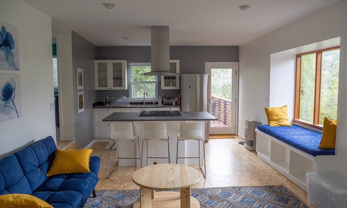 Forest Knolls Apartamento | New Earth Treehouse Studio with Full Kitchen & Own Deck