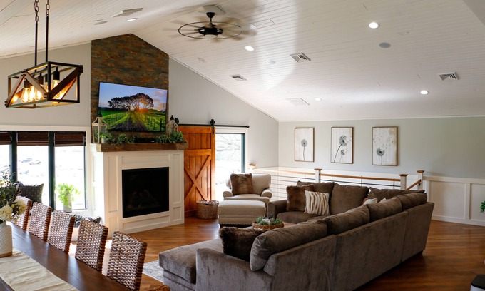 Ronks Casa | NEW! Elegance on The Farm Limitless Amenities ♦Pool ♦Hot Tub ♦Fish Pond +more!