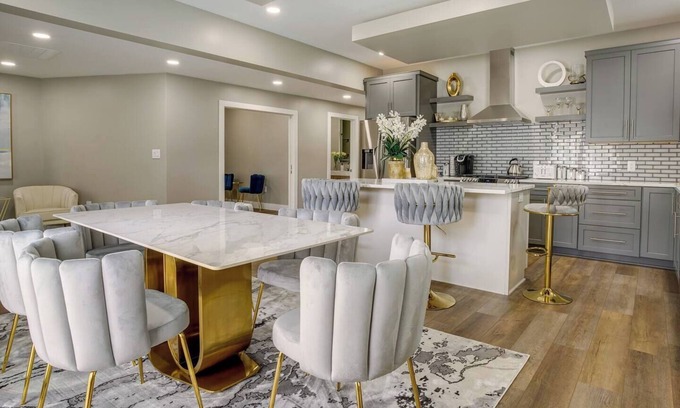 West Central Condominio | NEW! Elegant 3BR Downtown Condo w/ Free Parking