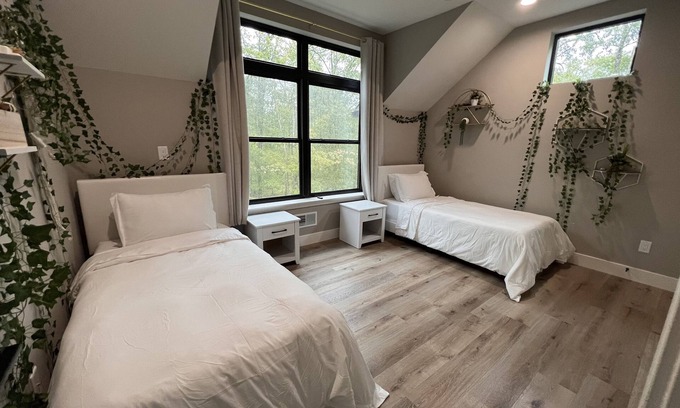 Rowland Casa | New, elegant and cozy home at Masthope Mountain