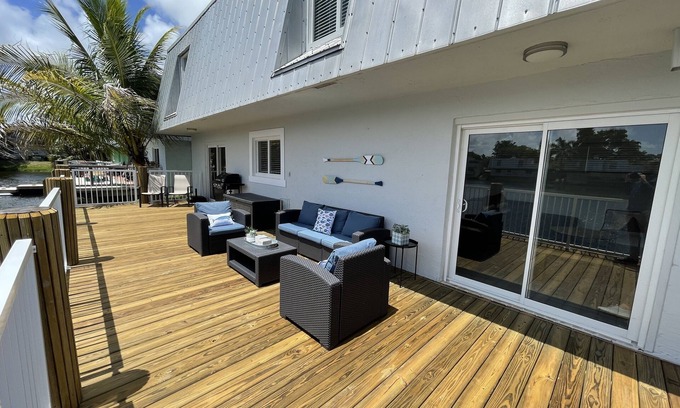 Central Corals Casa | NEW Elegant Lake House! 10min from the Beach!