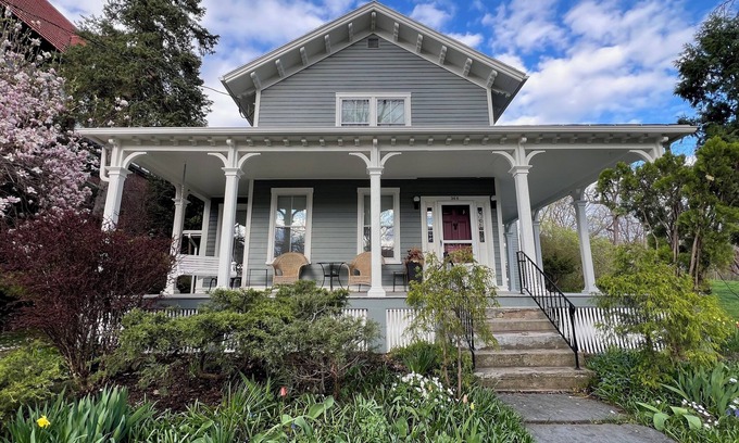Town of Ledyard Casa | NEW!! ELEGANT VILLAGE HOME, refined & renewed