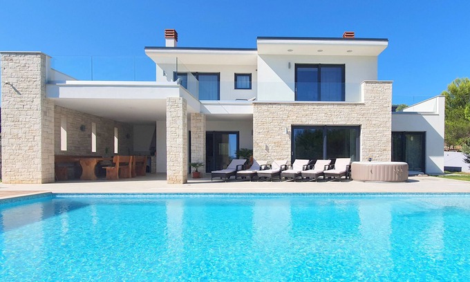 Liznjan Villa | Nueva y encantadora Villa Marlera con vista al mar y piscina privada infinita