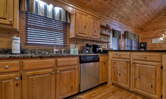 Ridgeline Vistas Cabina | New! Enjoy a dog-friendly cottage with firepit!