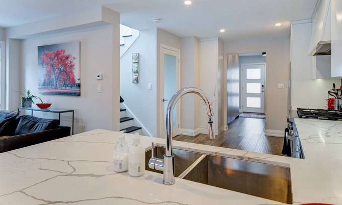 Markham Casa | New Executive Home in Historic Markham