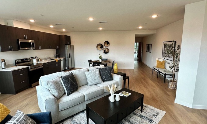 Point Loma Heights Apartamento | New, extra spacious, luxurious, private with king bed, parking & workspace
