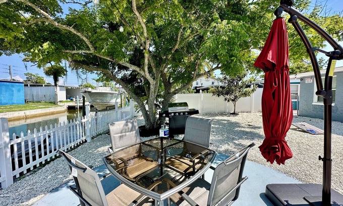 Hudson Beach Estates Casa | NEW! Facing Canal w/ Grill, Outdoor Hangout Area & Cornhole