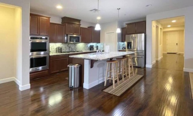 Lincoln Casa | New Family home +Pool+Hot Tub