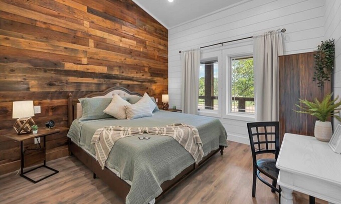 Waco Villa | New Farm Stay - The Eclair Suite