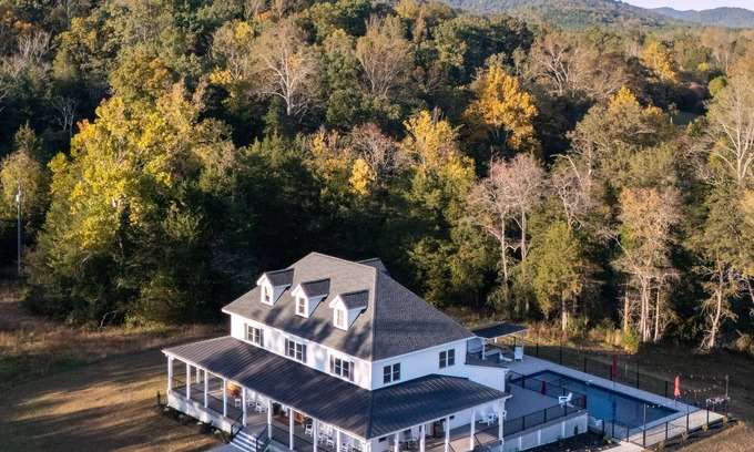 Faber Otro | New! Farmhouse + Pool + Firepit + Wrap Around Covered Porch