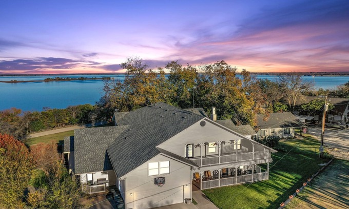 Lake Whitney Casa | New Fire Pit Area, Walk to Water, Pac-Man Game