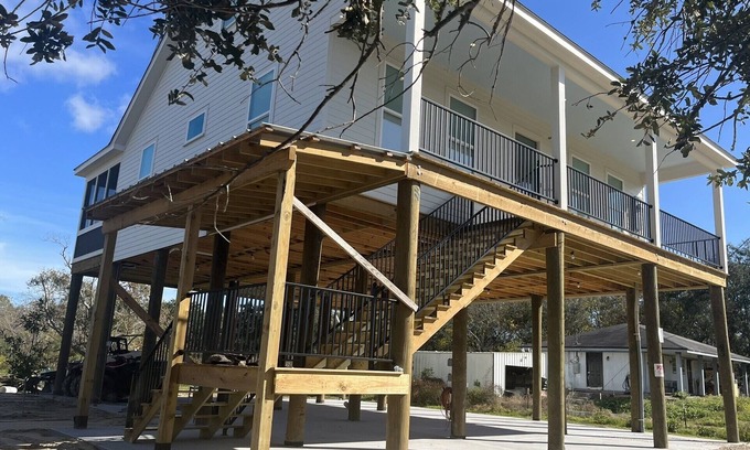 Braithwaite Cabaña | NEW! FISHING, HUNTING COTTAGE 4 Bedrooms, 2 King beds, 4 Queen Beds, Sleeps 12