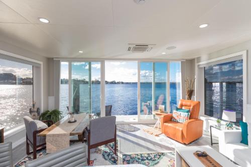 Fleming Island Alquiler De Eote | New Floating Luxury: Unique Houseboat Retreat