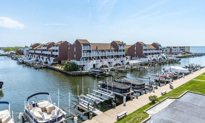 Heron Harbour Isle Condominio | New for 2024 - 3 BR 2 BA Unit with Water Views and a Pool