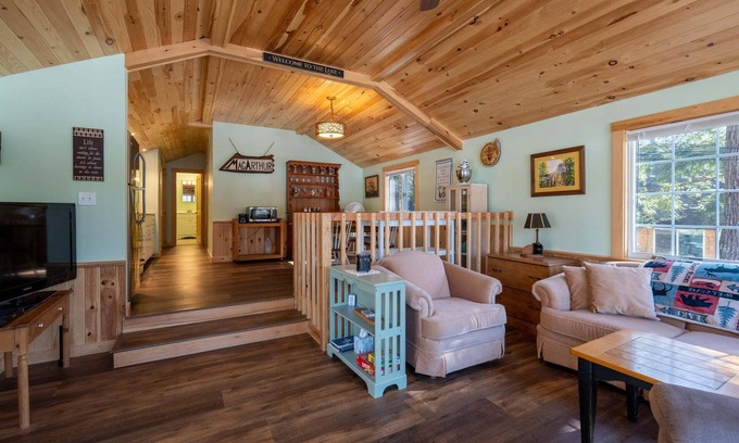 Oxford Cabaña | New for 2024! Cozy 2 bedroom cottage on serene Hogan Pond.