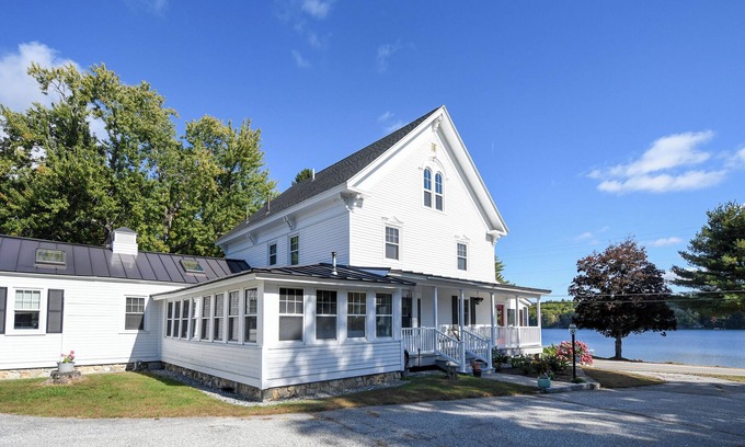 Casco Casa | ** NEW FOR 2025 ** Exquisite Art-Filled Retreat on Pleasant Lake