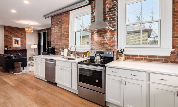 University District Apartamento | NEW! | Free Parking | Central Location