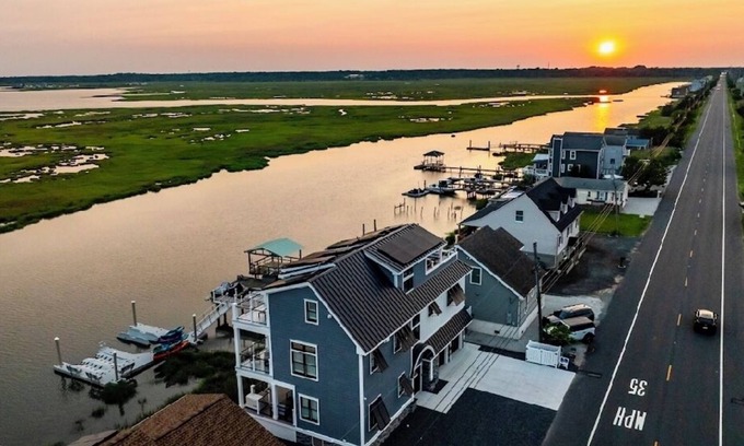 Cape May Court House Casa | New from the Ground Up! 5 Bed, 5 Bath, SkyDeck, Elevator, Docks - Sleeps 14.