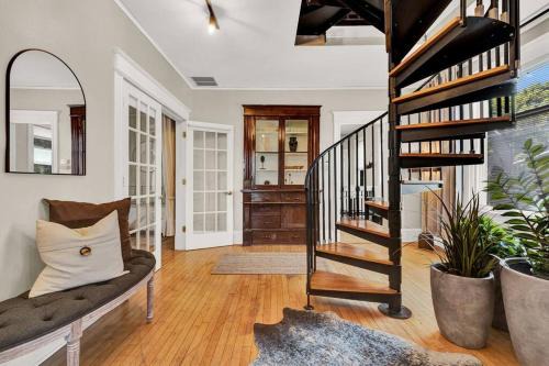 Lower East Side Casa | NEW! Fun & style Eastside MKE Best Day Townhouse