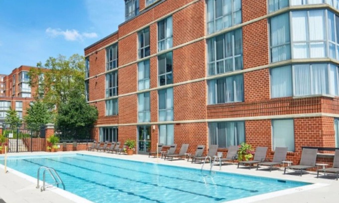 Radnor - Fort Myer Heights Apartamento | NEW Furnished 1BR in Arlington with FREE parking and Pool Access