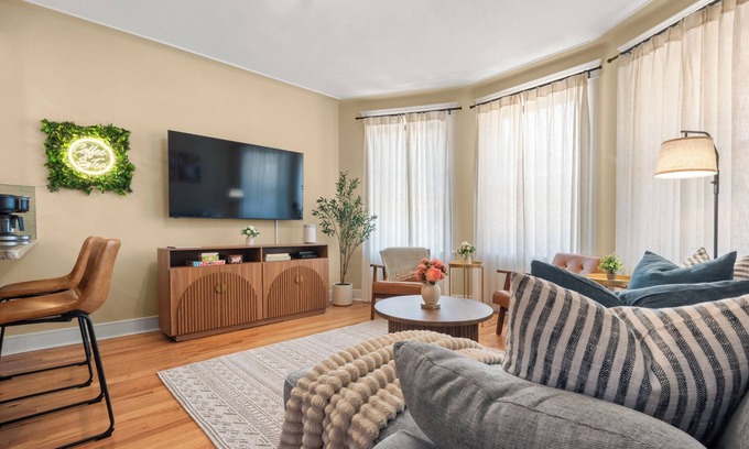 The Heights Casa | New Furnished 2B2B House with Outdoor Grill Deck