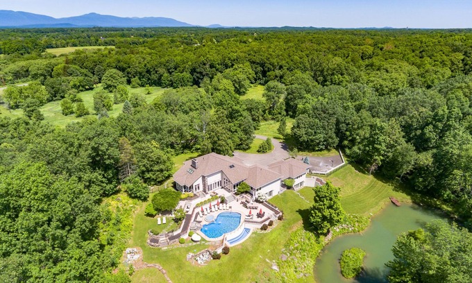 Rhinebeck Casa | ¡NUEVO! * Urbanización de lujo moderna cerrada de 31 acres * Piscina climatizada * Bañera de hidromasaje * Gimnasio * Cine **
