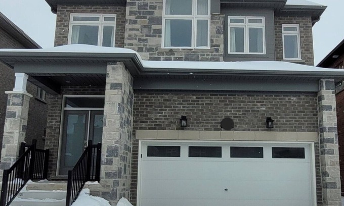 Innisfil Casa | New gorgeous charming quiet 4-BR single house 9 minutes to Lake Simcoe