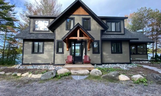 Bala Cabaña | New Gorgeous Family Cottage on Butterfly Lake minutes to Port Carling