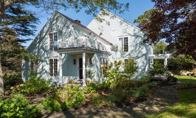 Cummaquid Casa | NEW!! Gorgeous Northside 4 bdrm 3 bath home with Waterviews, Sleeps 8