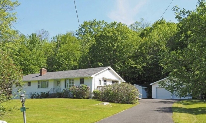 Elka Park Casa | NEW GRANNY CHIC Spacious House