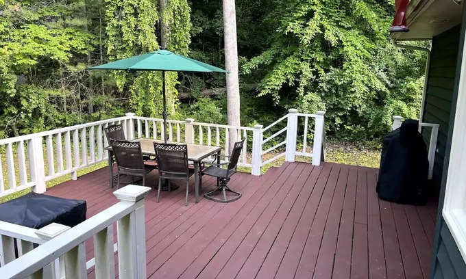 Oak Ridge Casa | --NEW-- Green Cedar Lodge, Nature Lovers Dream! Hot Tub, FirePit, BBQ