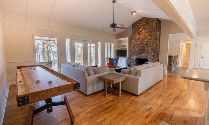 Eden Isle Casa | NEW Greers Ferry Lakefront home in Eden Isle!