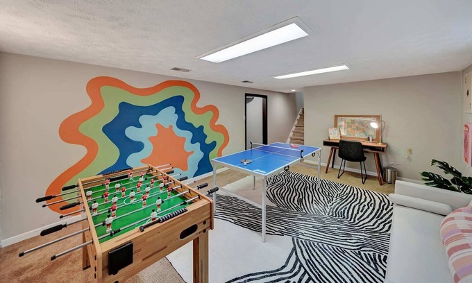 Lincoln Casa | New Groovy Home Game Room Sleeps 8