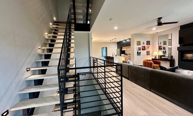 New Pathways Villa | NEW! Group Adventure Hub w/ Private Roof Deck!