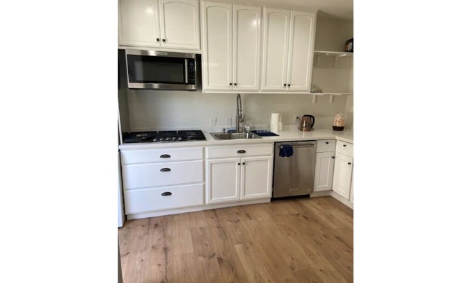 Woodland Hills Casa | New Guesthouse! w/ Full Kitchen!