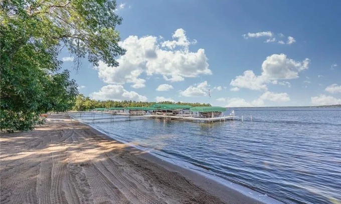 Nisswa Casa | NEW! Gull Lake Retreat steps from shore, Pontoon Rentals, Sports Court