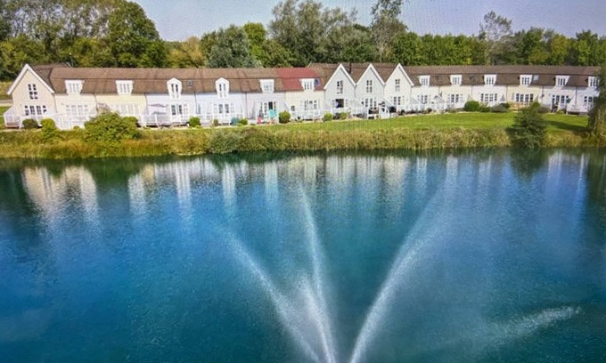 South Cerney Cabaña | New Hampton style house on Cotswold lake -sleeps 6