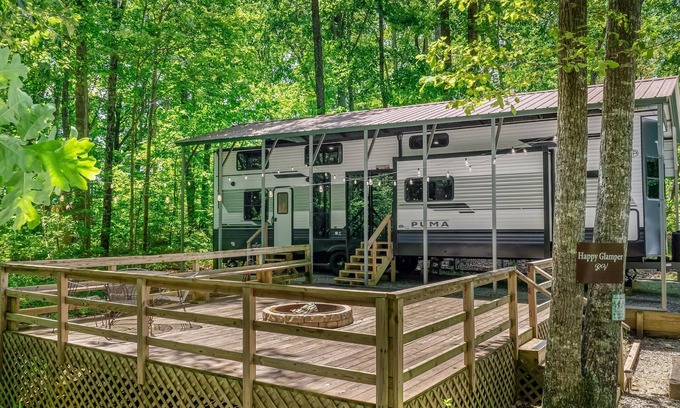 Fort Payne Casa | NEW Happy Glamper RV with large fire pit and deck! Cal King Bed | WiFi| Hammock