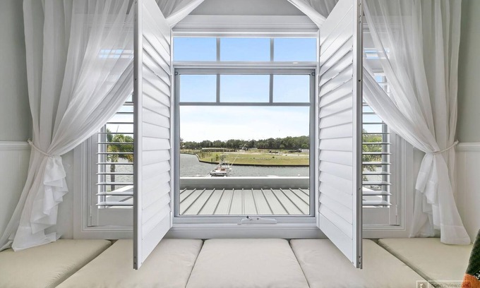 Banksia Beach Casa | New Haven - Grand Canal View Suite