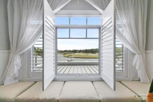 Banksia Beach Casa | New Haven - Grand Canal View Suite