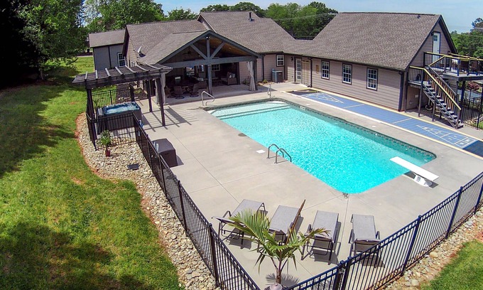 Greer Casa | NEW - Heated Pool - Hot Tub - Game Room - Sauna - 20 Mins to GVL