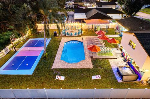 Town N County Park Casa | NEW-Heated Pool-Pickleball-Hot Tub-Movie Theater-Game Room-Playset-Basketball-10 Beds