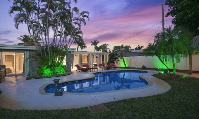 Central Corals Casa | New Heated Pool / Spa Home; Perfect Location!