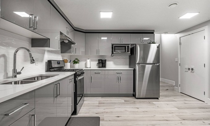 Southeast Edmonton Casa | New Hidden Gem Near Airport *PETS okay
