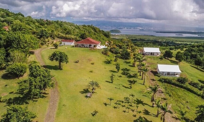 Riviere-Salee Villa | Nueva casa criolla de alta gama con vistas panorámicas al mar y al campo.