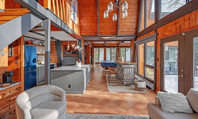 West Dover Casa | NEW! High Peak Lodge (5-Bedroom Home) with Pool