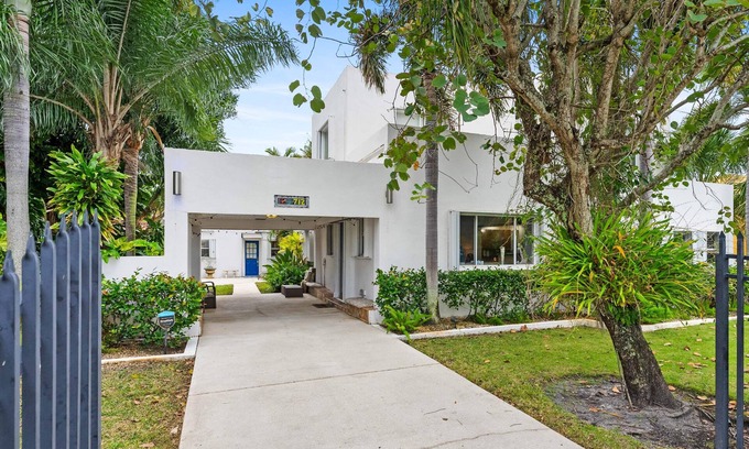 Parker Ridge Casa | NEW! Historic Estate-Heated Pool - Two Guest Houses - Sleep16 - NEAR EVERYTHING