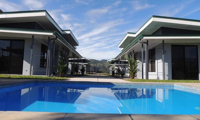 San Isidro de El General Casa | New Home with A/C | Wi-Fi | W&D | Smart TV | Full Kitchen | Pool | Free Parking
