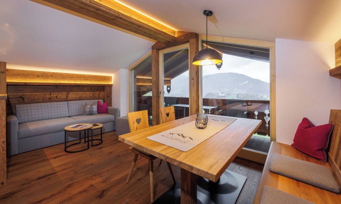 Ruhpolding Apartamento | NEW - Hochfelln 65 sqm, balcony, kitchen, 1 bedroom, 1 bed-sitting room, WLAN, 4 pers